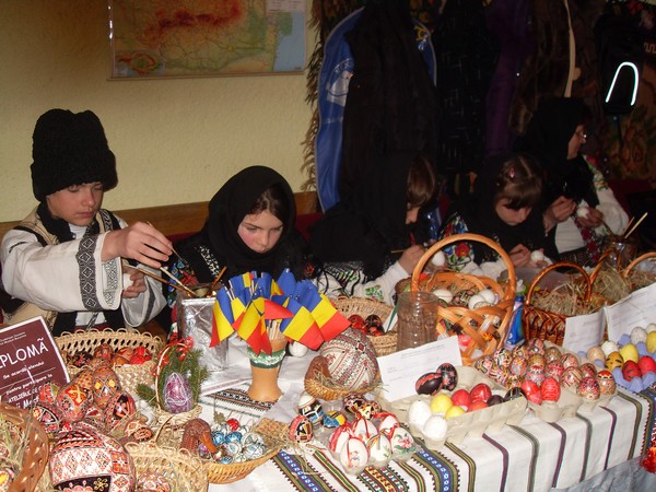 Copii din Botoşani la Festivalul Internaţional al Ouălor Încondeiate de la Ciocăneşti