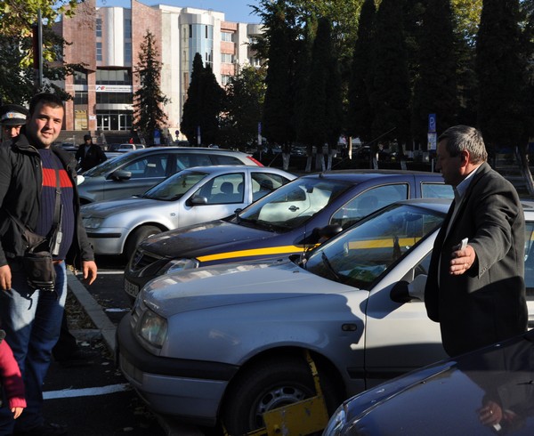 Masina primarului din Lozna, blocata de HSR