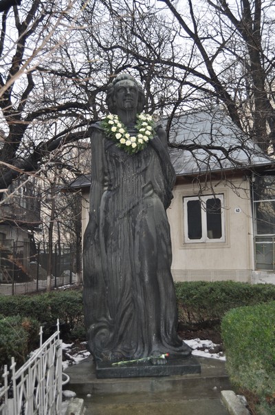 Statuia Mihai Eminescu de la Biserica Uspenia