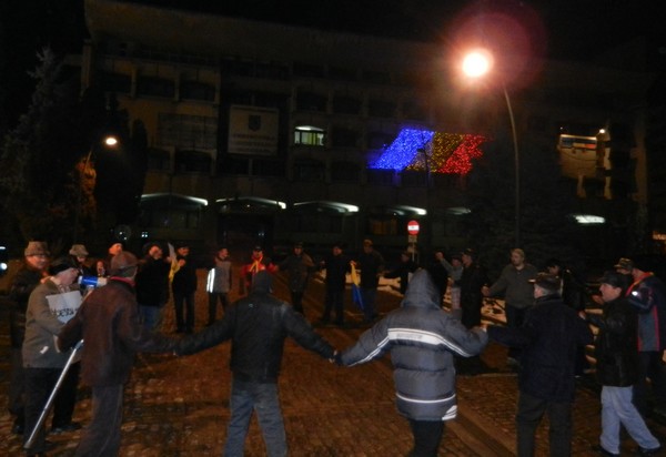 protestatarii din Piata Revolutiei au facut Hora Unirii