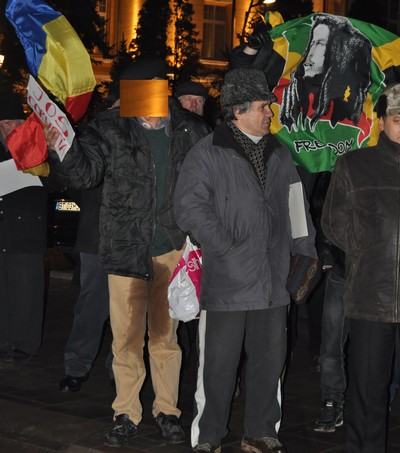 protestator pisat pe el Piata Revolutiei