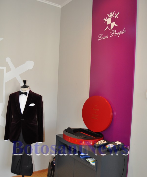 Monstra din stofa cu fir de platina la sediul Formens Botosani