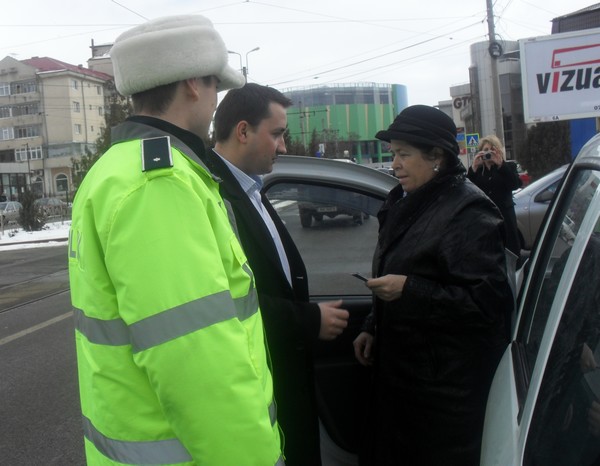 politisti rutiera impartind martisoare