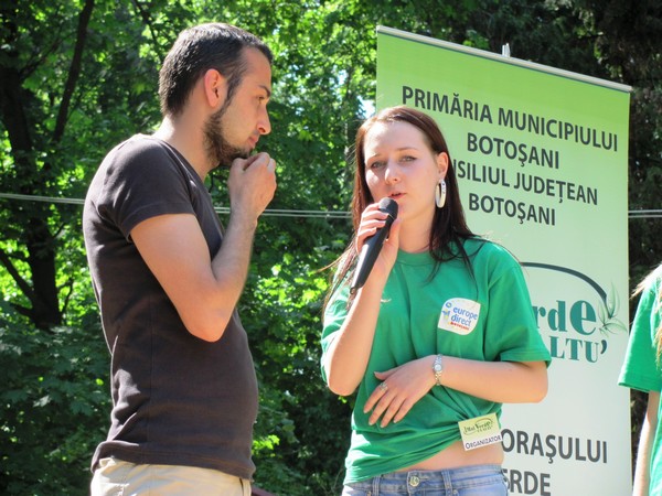 voluntarul turc alaturi de Claudia Rusu, voluntar LDIR la Colegiul Mihai Eminescu