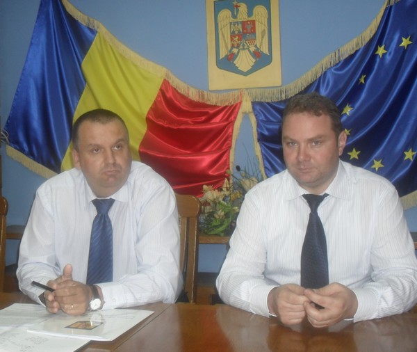 prefectul Adrian Constantinescu si subprefectul Sebastian Tocariu