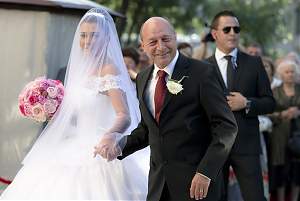 Traian basescu si fiica sa Elena, mireasa