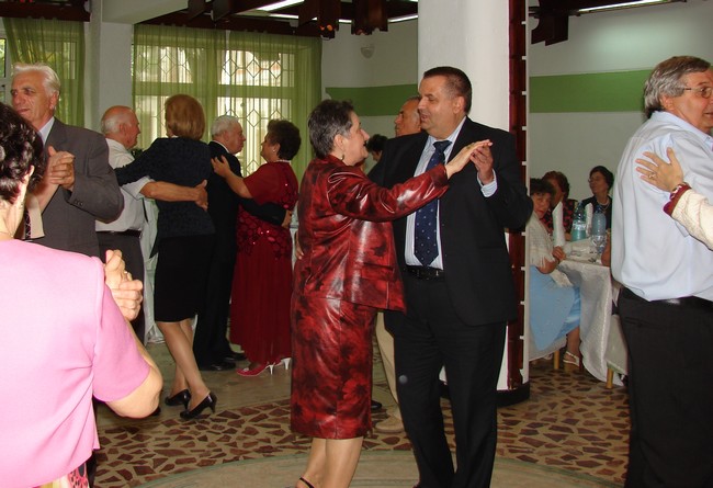 prefectul Constantinescu dansand la ziua pensionarilor