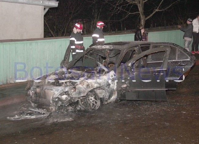 Mercedes incendiat pe strada Savenilor- Botosani