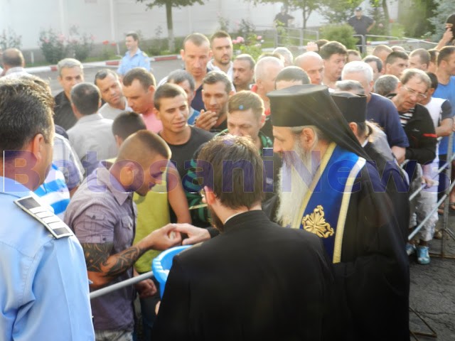 IPS Teofan binecuvantand detinutii din Penitenciarul Botosani