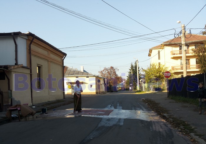 strada din Botosani blocata de femeia care spala covoare