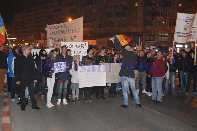 protest la Botosani- manifestanti in mars