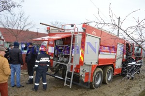 pompieri in fata unei case incendiu- botosani