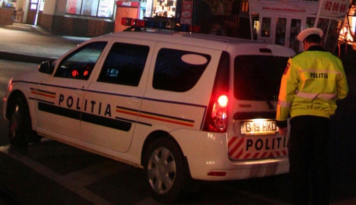 masina de politie cu girofar noaptea