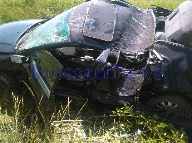 accident masina distrus dupa ce a lovit un parapet - botosani