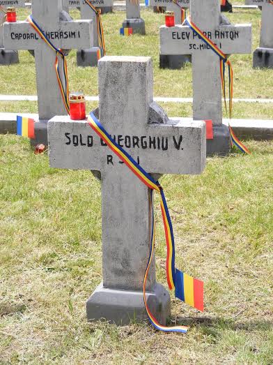 tricolor pe crucile eroilor din Cimitirul Pacea Botosani