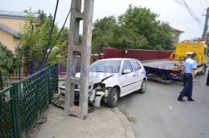 stiri, accident, botosani, masina in stalp