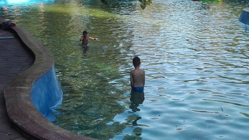 copii facand baie in lacul din Parcul Mihai Eminescu Botosani