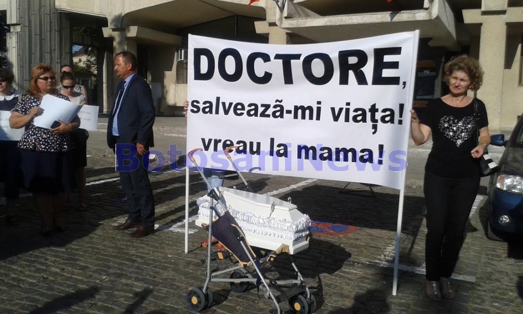 protest-in-fata-cj-impotriva-medicilor-din-maternitate-botosani