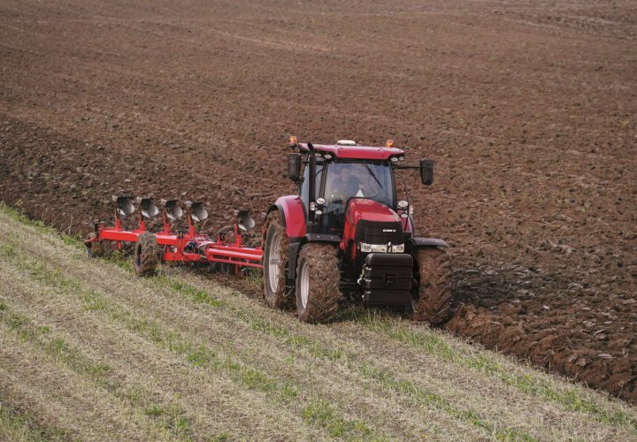 tractor la arat, stiri, botosani, apia, agricultura