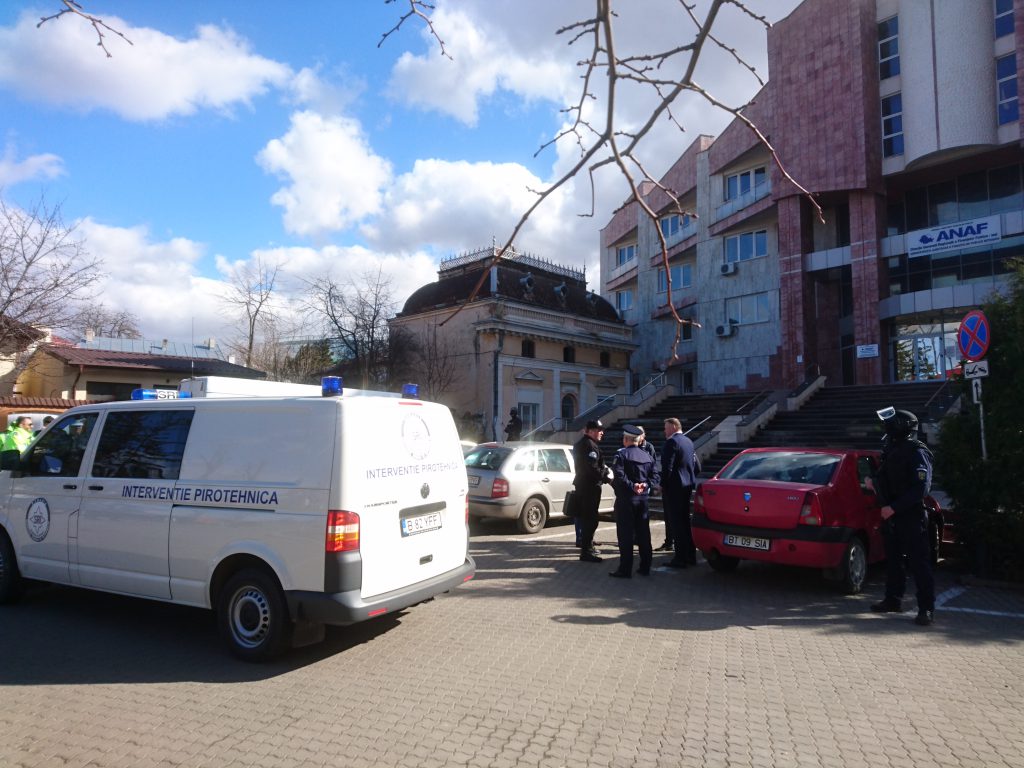 echipa pirotehnica SRI la Finante Botosani in cazul alarmei cu bomba