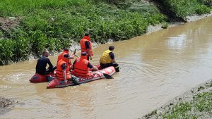 pompierii din Botosani cautand o femeie disparuta in apa la Lunca