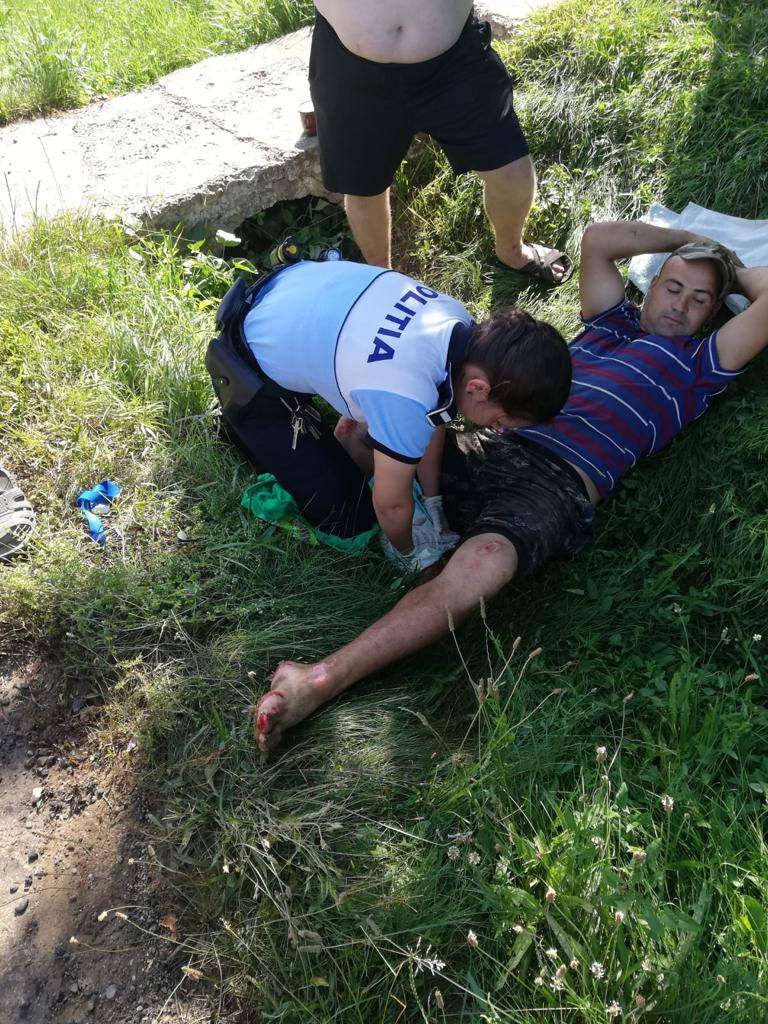 imagini cu politista Iulia Froicu acorda nd prim ajutor victimei unui accident la Botosani