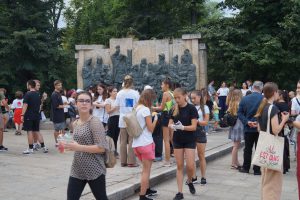 Primarul Catalin Flutur strangand mucuri de tigara in Parcul Mihai Eminescu din Botosani