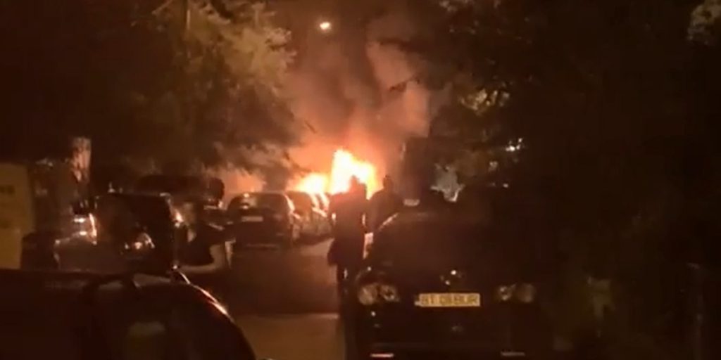 masina in flacari pe o alee din Botosani 4