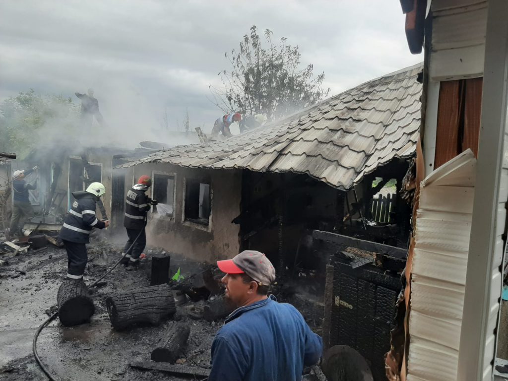 casa distrusa de un incendiu la Saveni- Botosani (7)