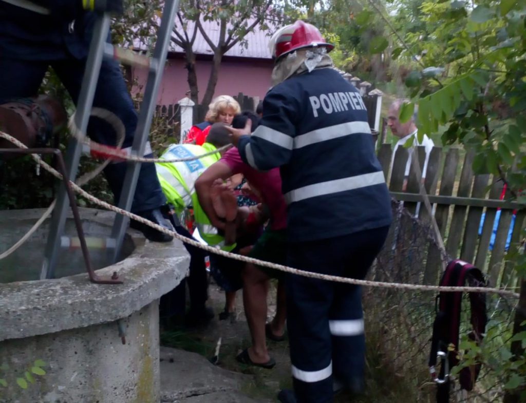 femeie cazuta in fantana la Dangeni, scoasa de pompierii din Botosani
