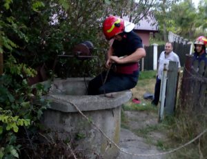 femeie cazuta in fantana la Dangeni, scoasa de pompierii din Botosani