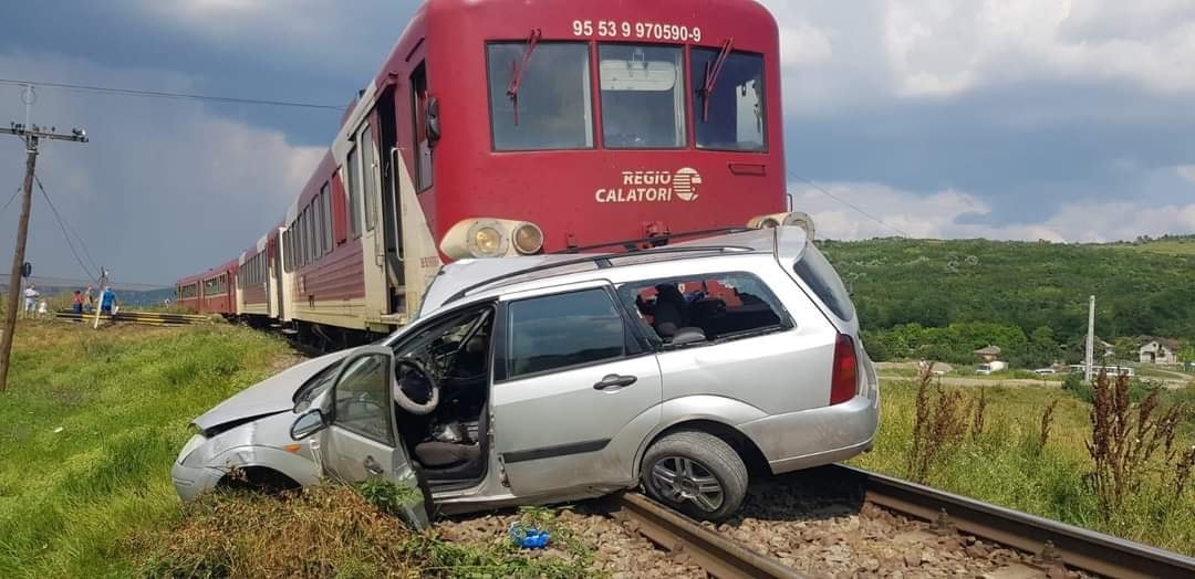FOTO Mașină lovită de trenul Dorohoi- Iași. Șoferul a sărit din autoturism, a rămas pe loc - BotosaniNews.ro