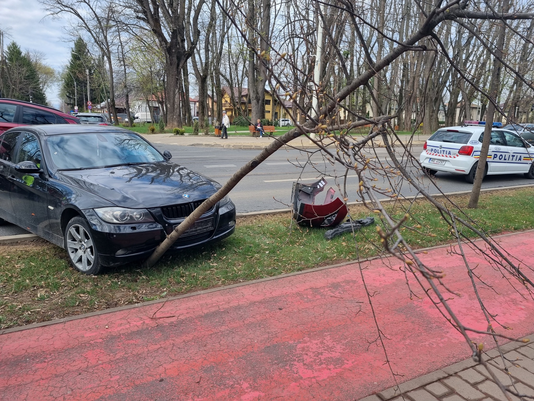 FOTO BMW de Botoșani a ajuns pe trotuar după ce a tăiat calea alt șofer - BotosaniNews.ro