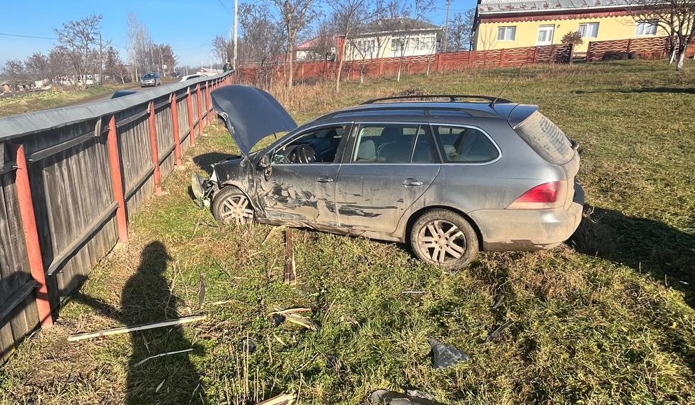 FOTO Accident într-o localitate din Botoșani. O tânără de 21 de ani a ajuns la spital