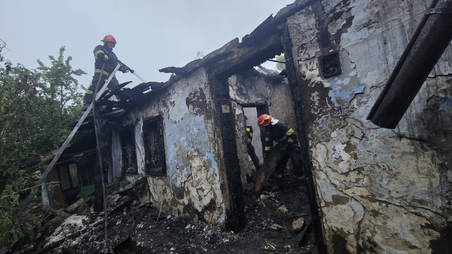 FOTO Incendiu în județul Botoșani. O casă, în care se aflau doi bărbați ...