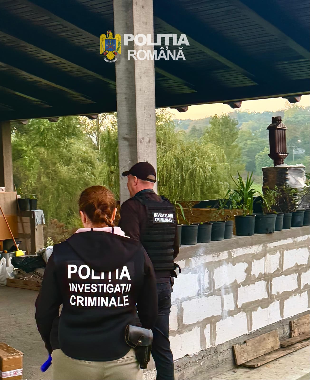FOTO Percheziții într-o localitate din Botoșani! Un bărbat și-a amenajat propria „biserică” și ținea slujbe